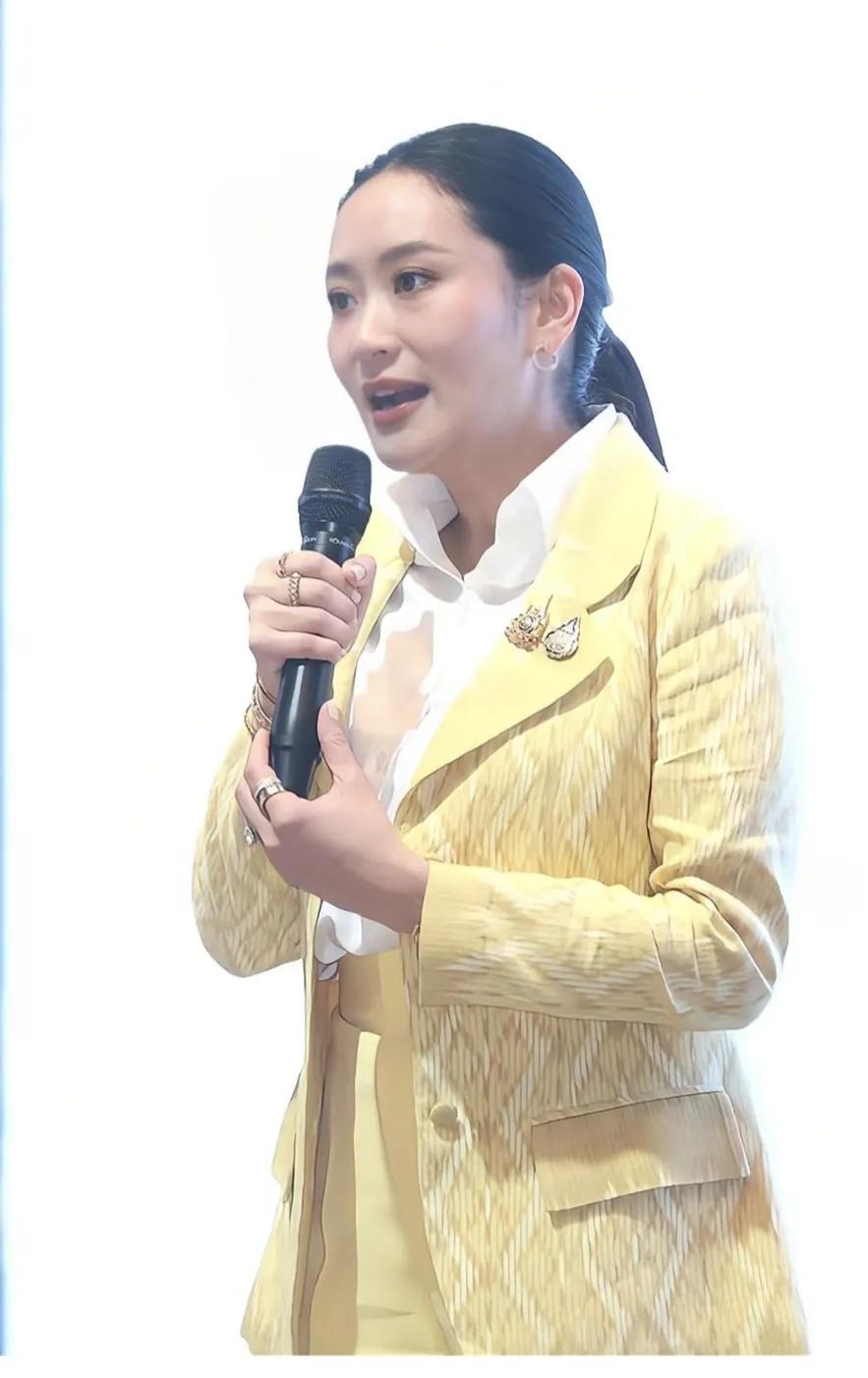 最佩服佩通坦，不受暂停总理一职影响，总是信心百倍地出现在公众面前：当地时间7月2