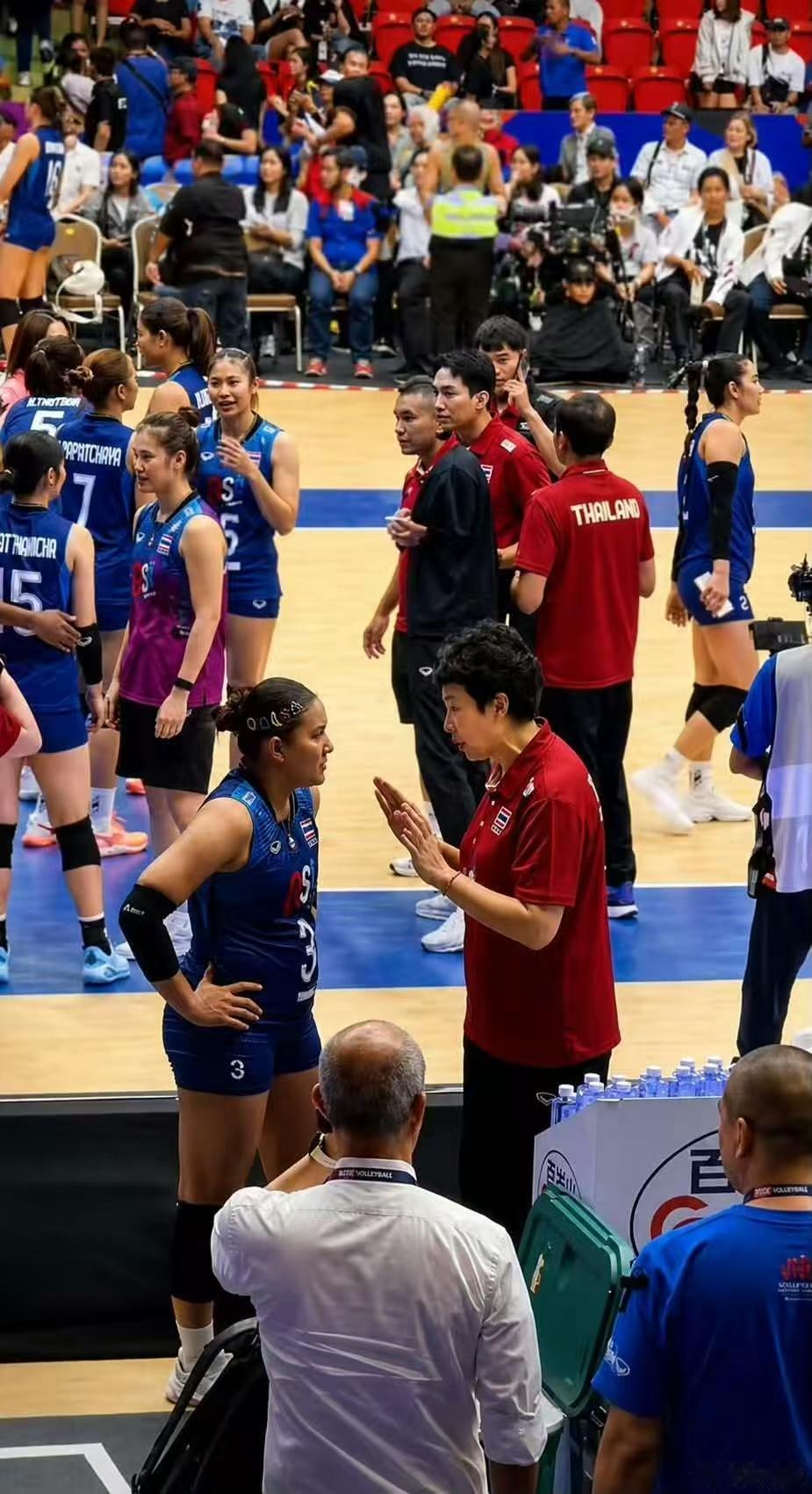 泰国女排拿到奥运会资格之后，主二传波蓬和冯坤正在一旁复盘比赛。看到冯坤在教波