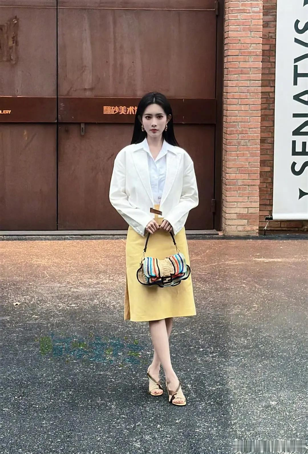 孟姐明明长得挺漂亮，怎么拍照就这么僵硬放上同活动的🍬