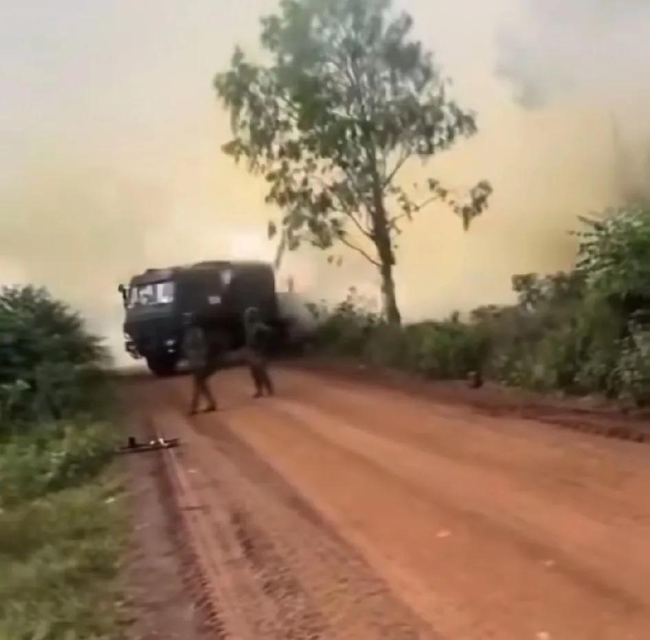 国产火箭炮在泰柬互射，大发神威，一段炮轰视频，特意数了数，三发连续命中，几乎分毫