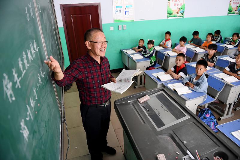 学校一声令下，59岁的张老师被通知“下学期去XX乡中学支教”。没人问他愿不愿意，