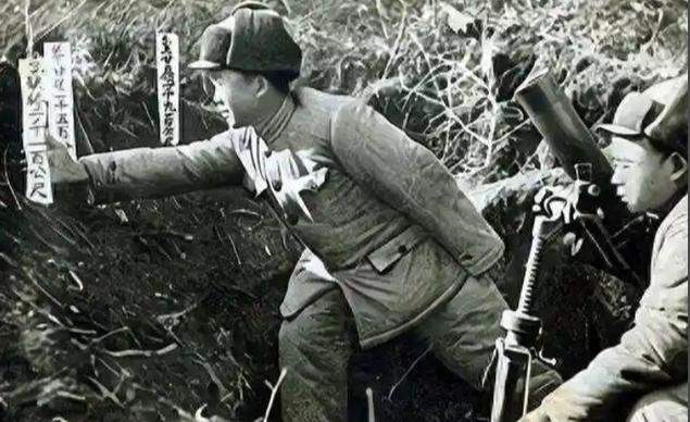 1951年，志愿军一个15岁的新兵在擦火炮时，心血来潮，对着对方阵地上的一个绿影