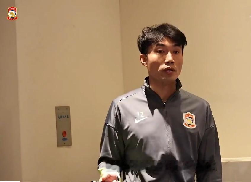老狐狸郑智确实老谋深算，带李昊出席与大连的赛前新闻发布会。让李昊可以再嘚瑟一次