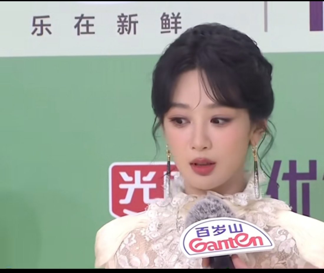 图一的唇妆➕图二的眼妆➕图三的发型和眉型➕一字肩or抹胸黑色缎面裙完美