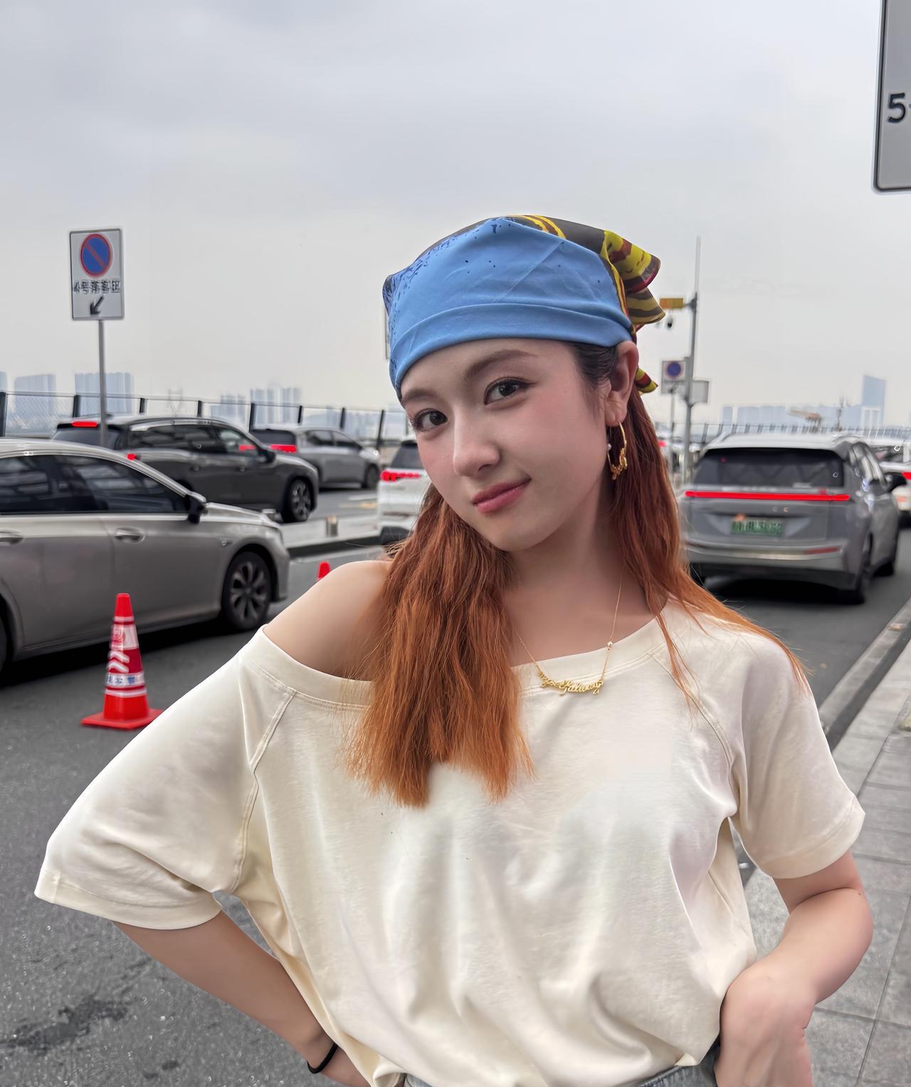 李兰迪近照，本以为她是属于邻家女孩的那种，简单的系上头巾，立马有洋气的美感了。#
