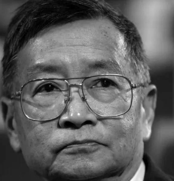 1969年，梁从诫被下放到干校劳动，周如枚提出离婚，将儿子带走并改名换姓，不久便