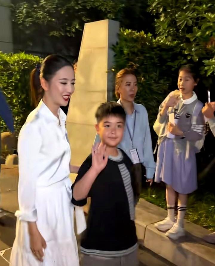 离婚四年，陈思诚特意从上海飞回北京，给儿子朵朵切蛋糕、修iPad。佟丽娅刚从