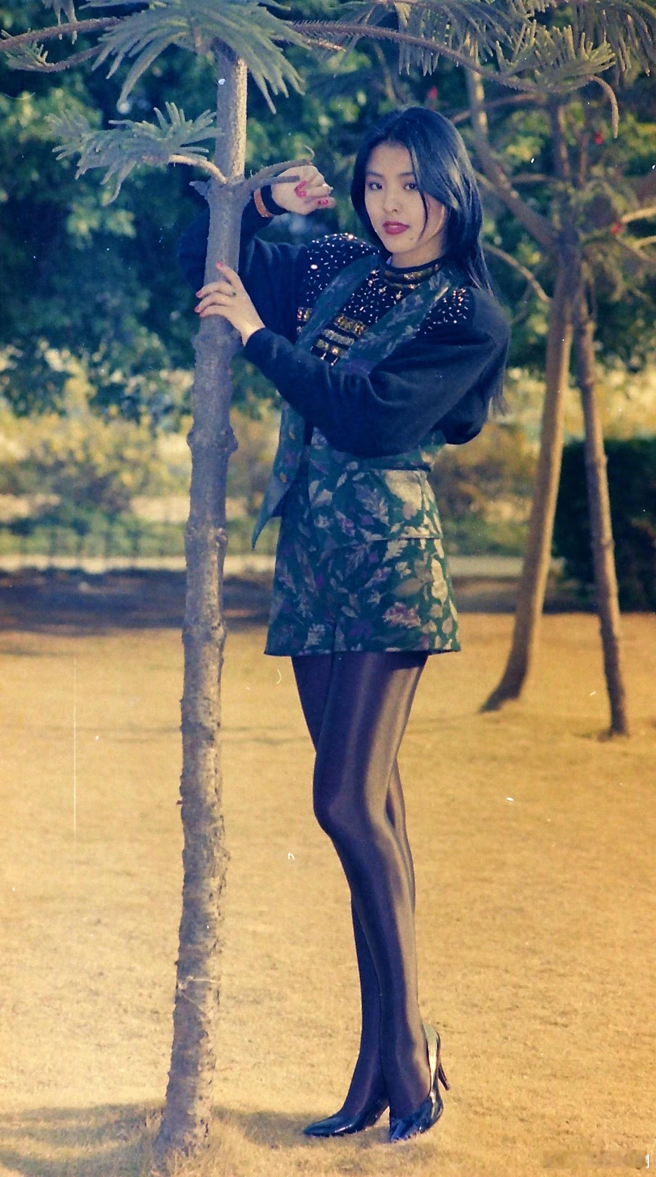 【老照片】1991年,深圳。上世纪,春节期间女模特街拍。她穿的是裤子还是丝袜?看