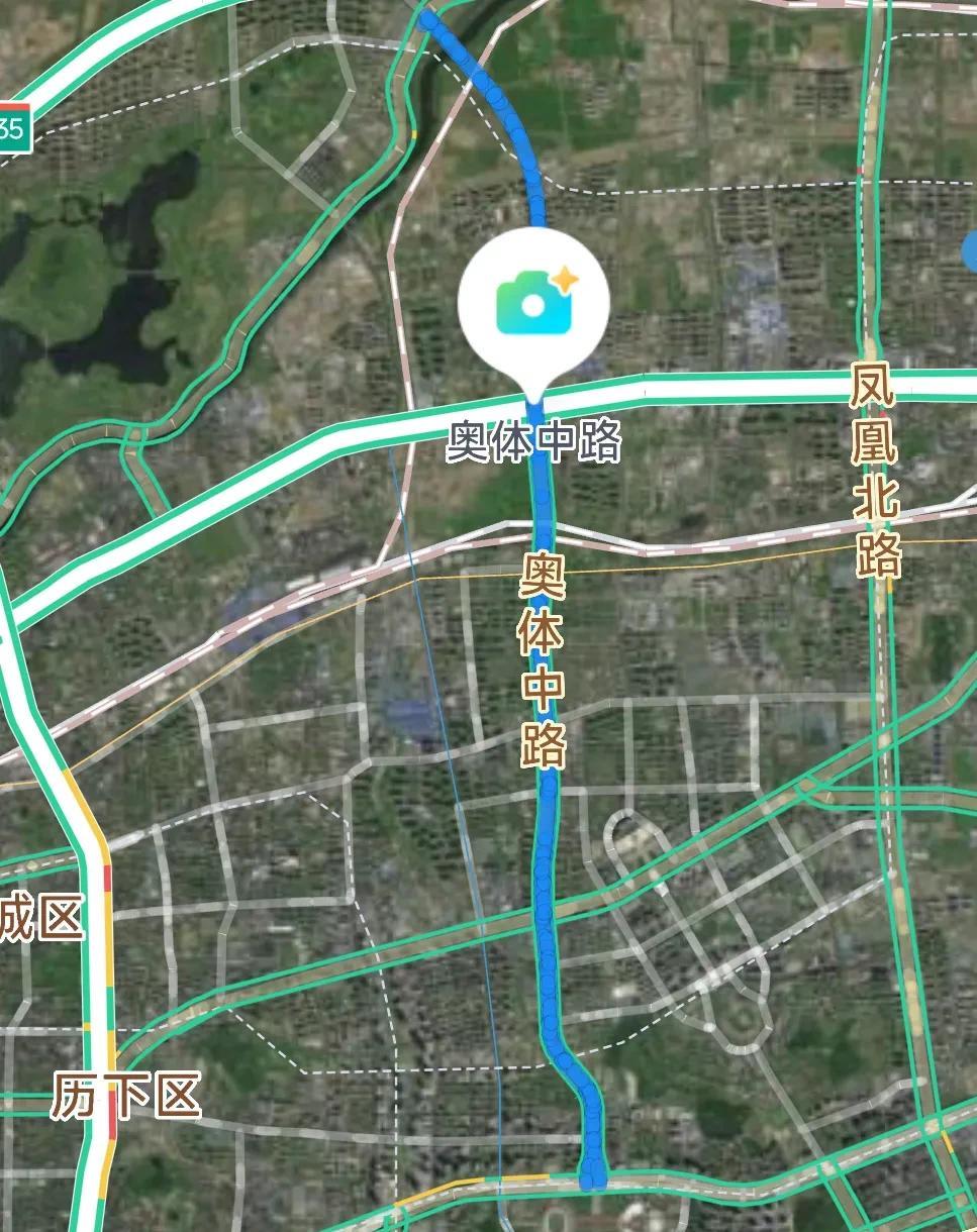 仔细观察济南奥体中路卫星图就能看出来他设计的玄妙之处！整条路弯弯曲曲像一条龙