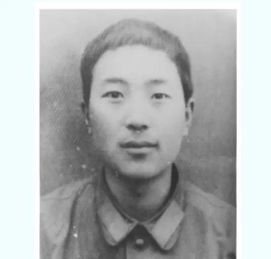 1985年，解放军战士顾克路被越军炮火炸成两截，但他还在战斗，最终因失血过多牺牲