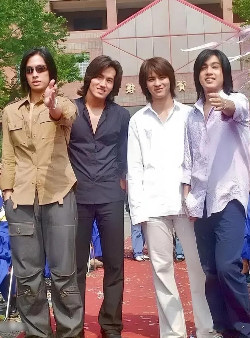 这是F4年轻时的一张照片，拍摄于2001年。那时候言承旭24岁，周渝民23岁，朱