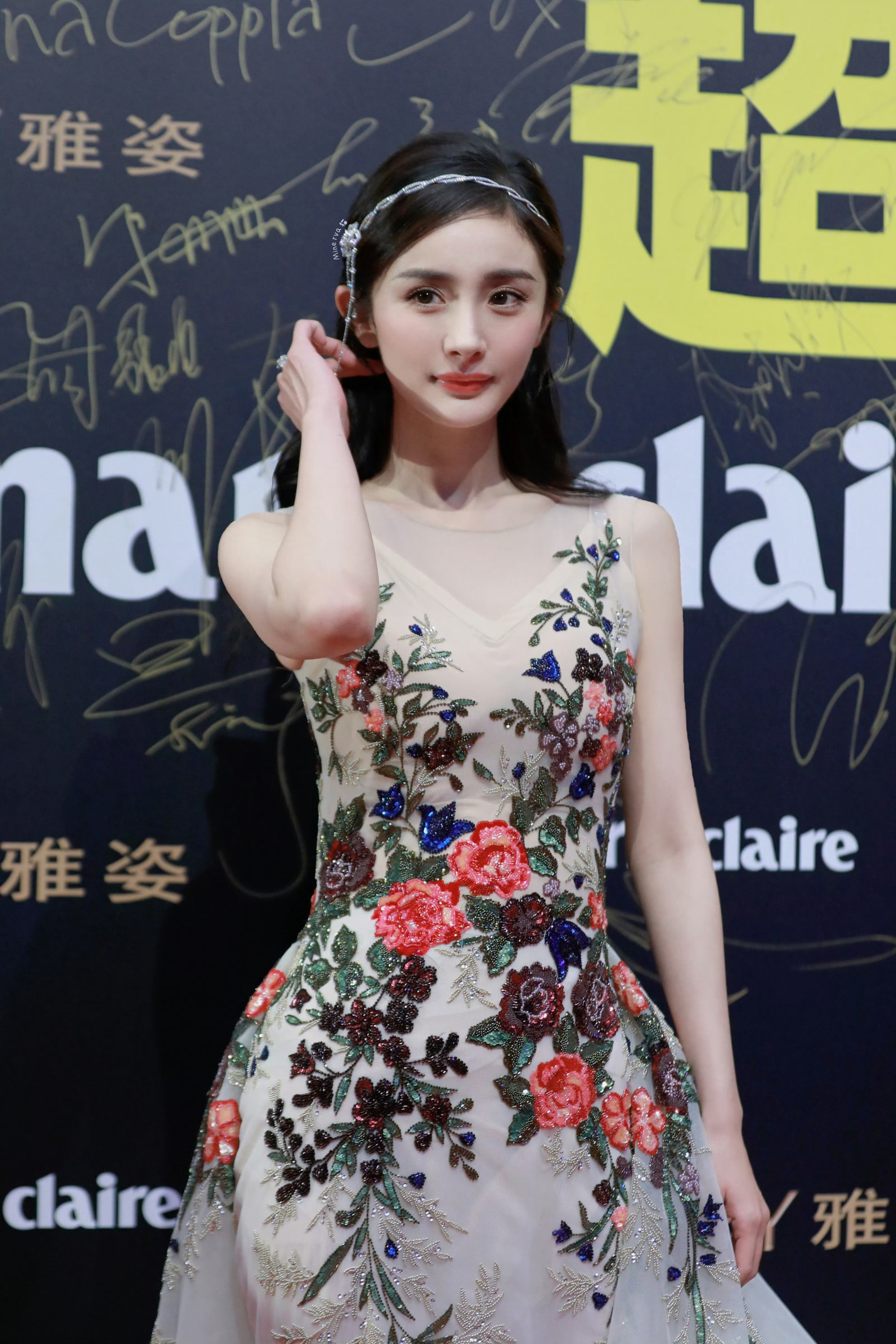 杨幂鹿晗站姐发的杨幂好像洋娃娃鹿晗站姐愚人节发了17年嘉人一场活动的杨幂，这个