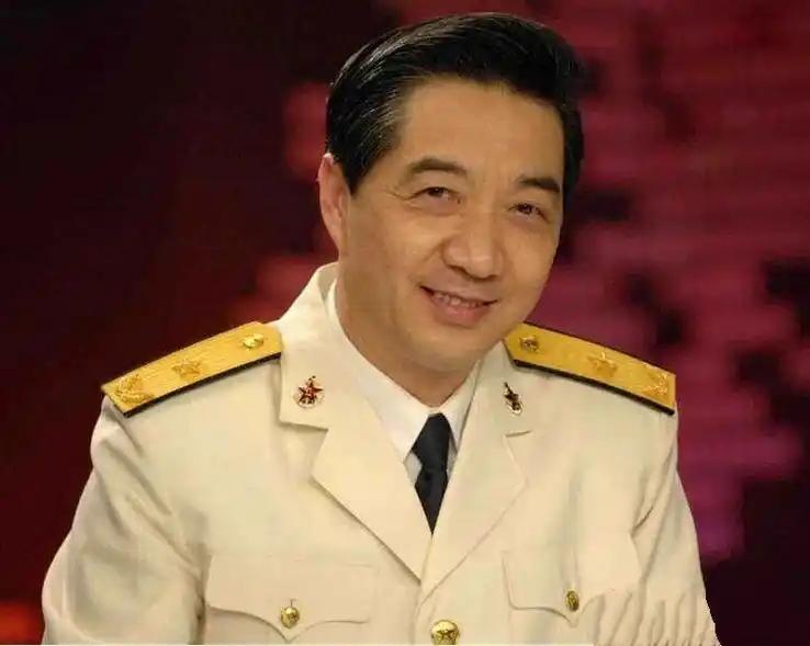 不服不行，张召忠教授早前就放话：特朗普若再坐一届，就能让美国从龙头老大的位置上摔