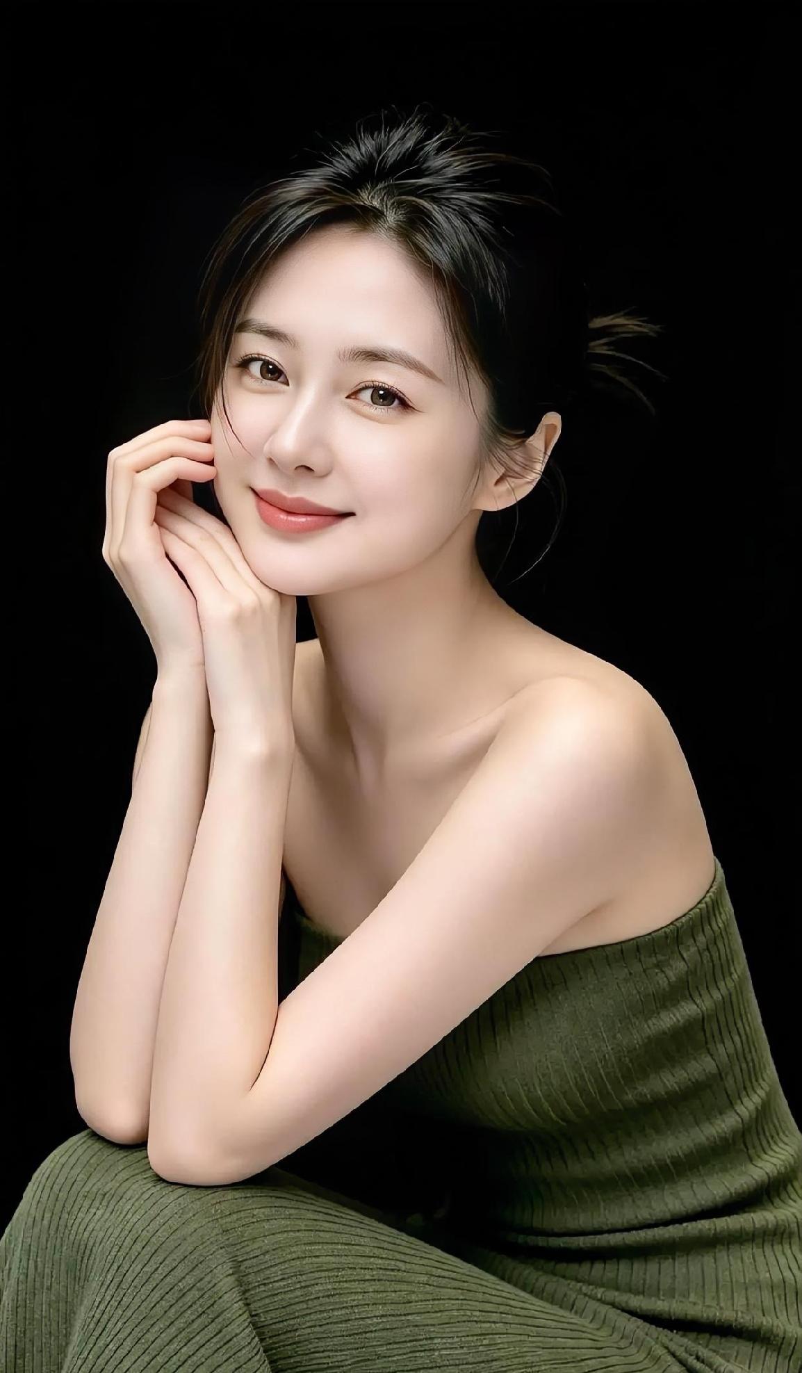 《暗香素影》墨绿抹肩，轻裹温婉素净，发髻微松，垂落几缕柔青。双手轻托