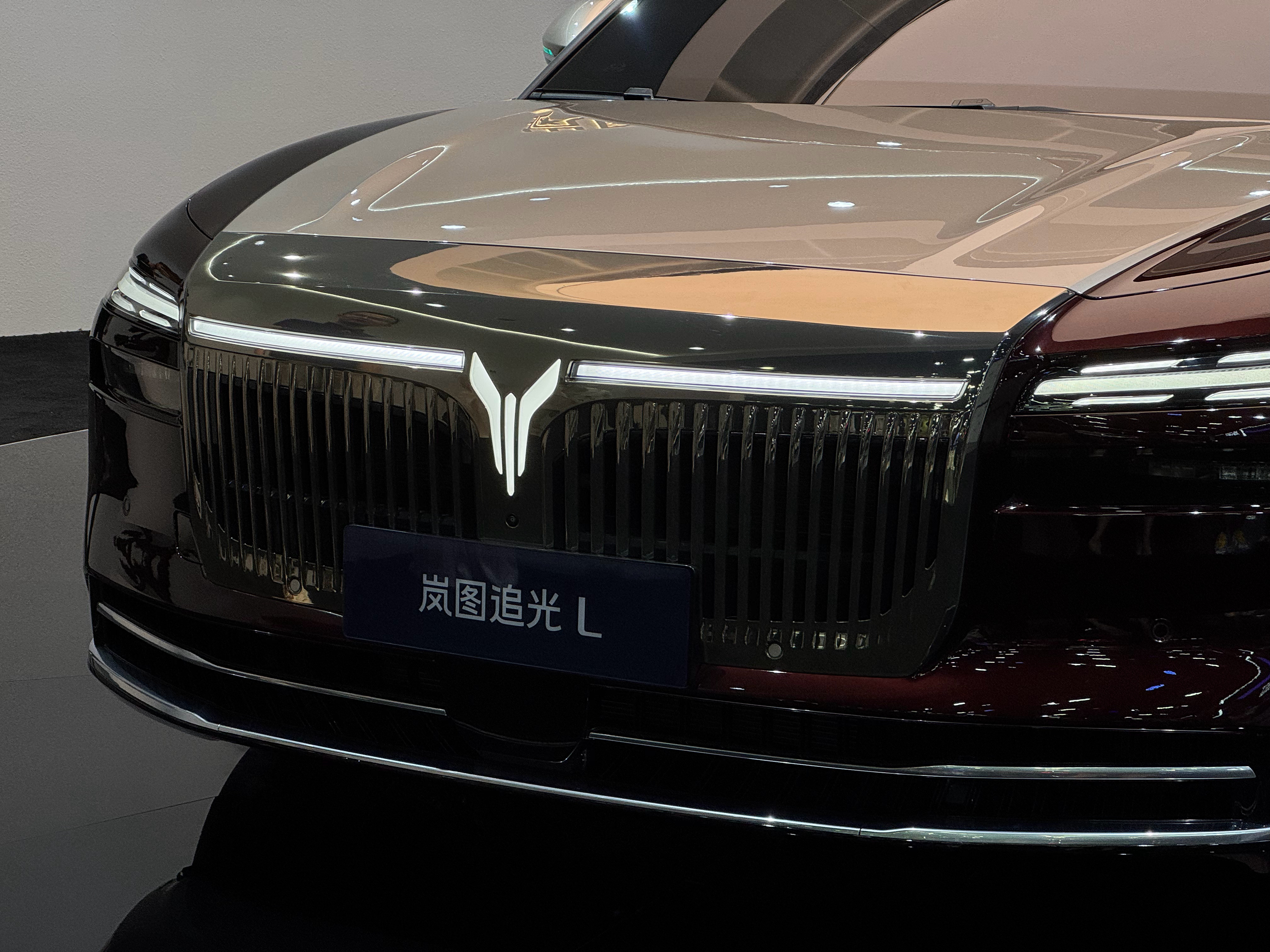 从外观来看，岚图追光L相当成功，在同级里是非常豪华惊艳的存在。​​​