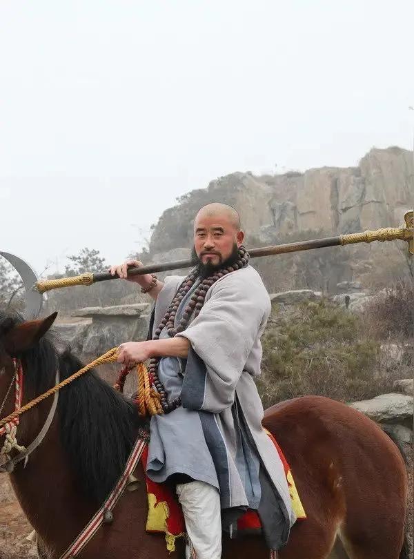 武松根本就不是鲁智深的对手。打邓元觉，是鲁智深出手，而非武松。武松感觉鲁智深可