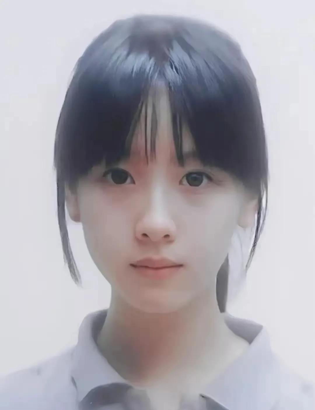 陈都灵，出身于书香门第，父亲是厦门大学教授，母亲林红缨是上海知名娱乐公司的大股东
