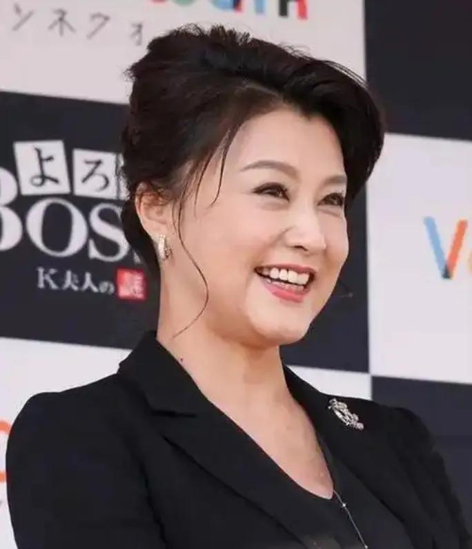53岁藤原纪香近日现身活动，身着香槟色礼服盘发亮相，丰腴身姿仍显优雅。虽眼角细纹