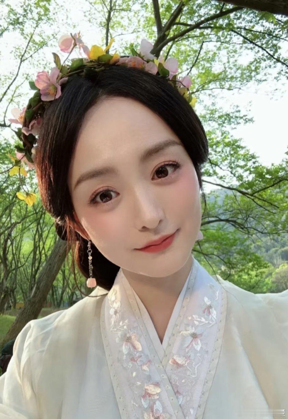 在《折腰》里，寒夜飘雪，乔家马场猪圈中，绿眸婴儿因被视为不祥遭弃，幸得母猪护佑存