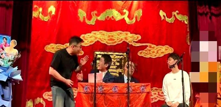 被问到女友，他冲上台否认一次，第二次直接沉默。全场死寂一秒，然后炸了。台上