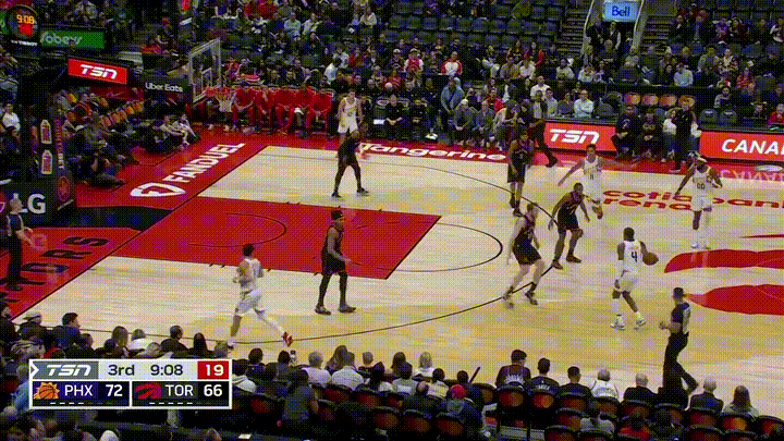 太阳球星杰伦-格林真是把扣篮当饭吃了！在今天太阳客场挑战猛龙的比赛中，当时比赛进