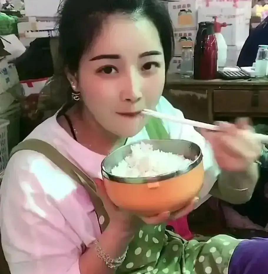 前足浴店领班发布视频，称店内普通按摩100元一个小时，但有技师会通过轻声细语、慢