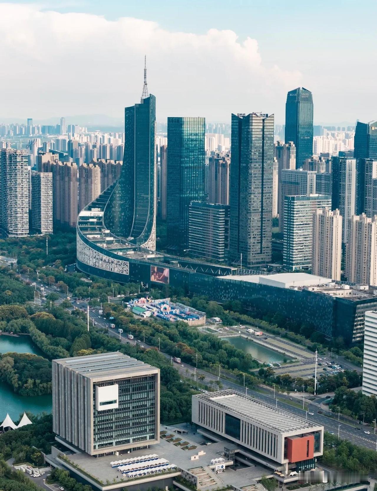 合肥不是靠运气火的，是国家把最难的任务交给了它。这几年我每次坐高铁回合肥，都发