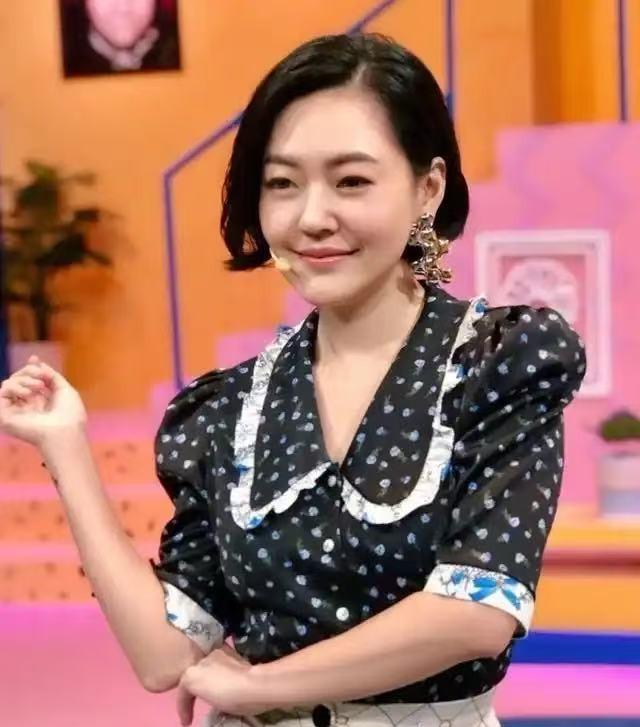 大曲线走后，感觉她的生活瞬间风雨飘摇。没了姐姐这个靠山，亲妈自顾不暇，除