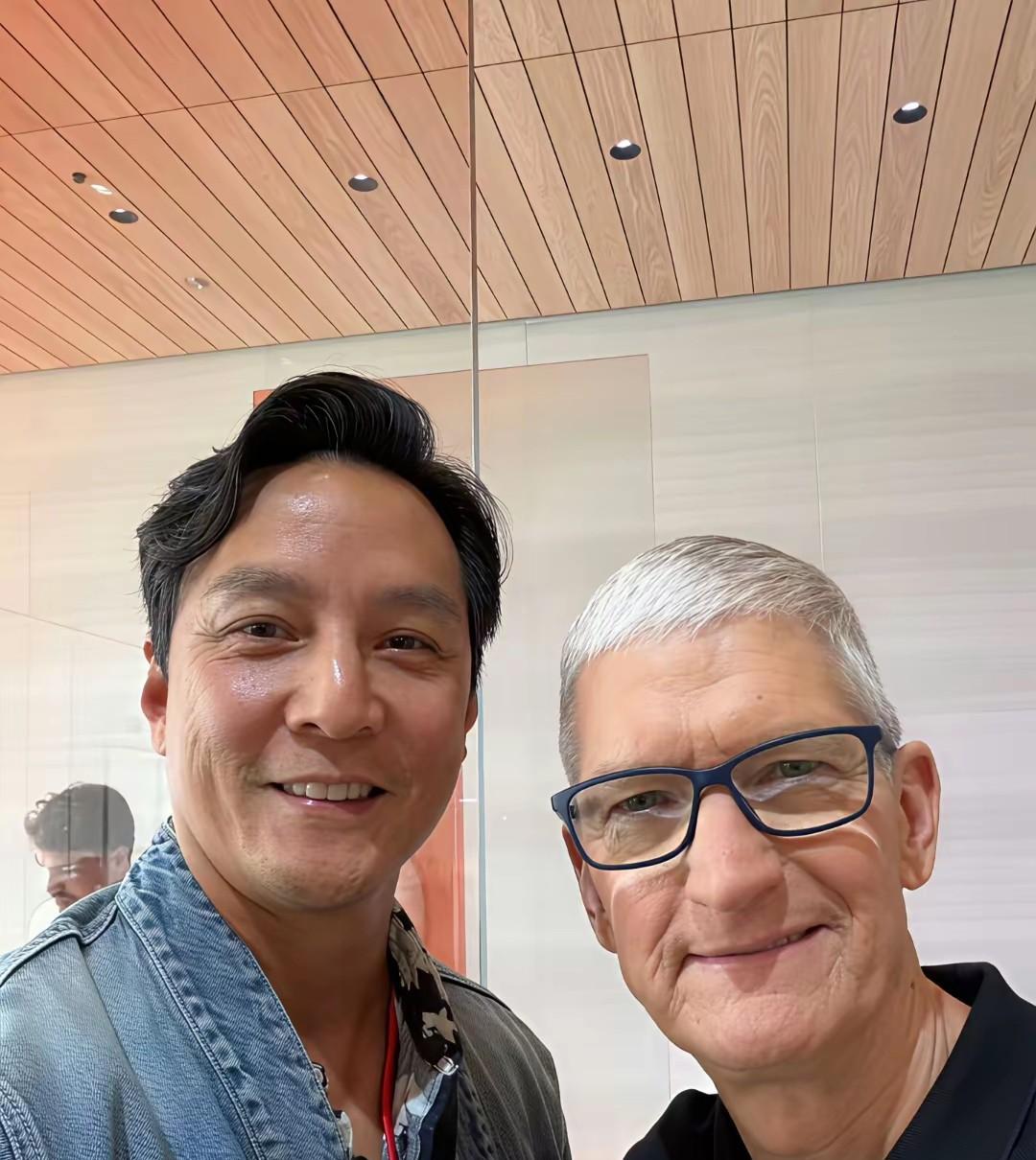 最近，吴彦祖用iPhone17与苹果老大蒂姆·库克的自拍在网上爆火！照片里，吴