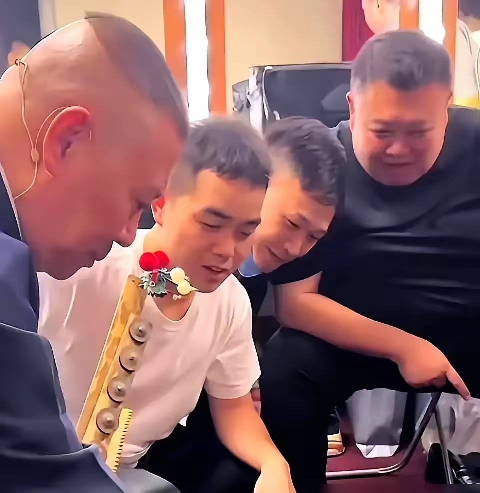 于谦亲自下台鞠躬道歉那天，德云社后台气压低得能把人憋死！2023年纲丝节专场