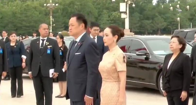 今天泰国总理阿努廷向人民英雄纪念碑敬献花圈！7月19日，泰国总理阿努廷偕夫人抵达