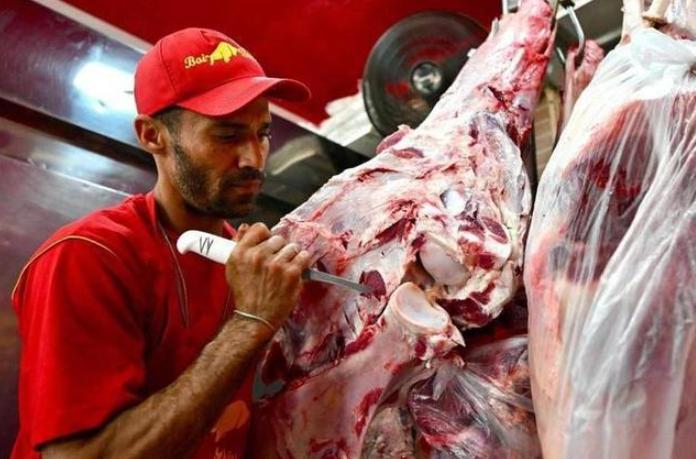 中国对巴西牛肉加征55%关税，看着是普通贸易摩擦，其实是国内养殖业被逼到墙角
