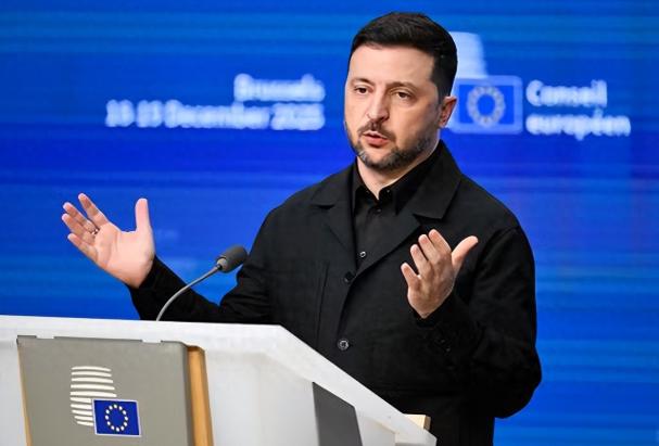 泽连斯基好大的胆子，竟在公开场合暗“诅咒”特朗普会死！12月18日，泽连斯基在