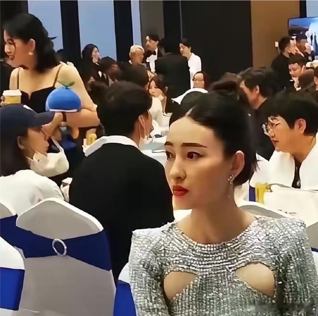 这衣服设计，真是个人才。