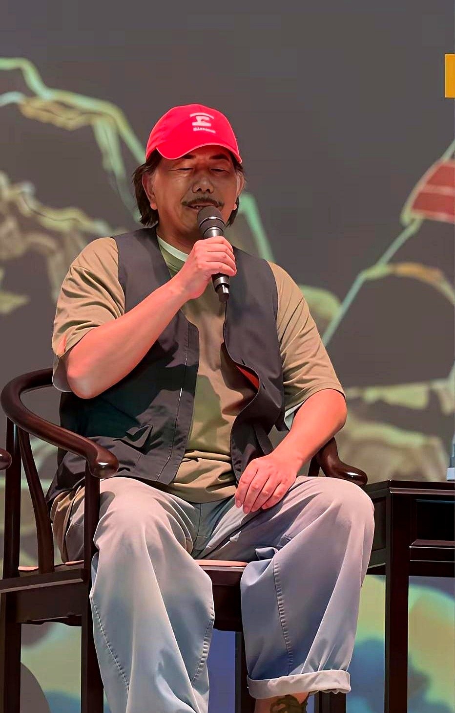 陈冠希穿了件印着“中国”的卫衣，跟黄秋生站在一起。就这么一张照片，从马来西亚传回来，评论区直接炸了。