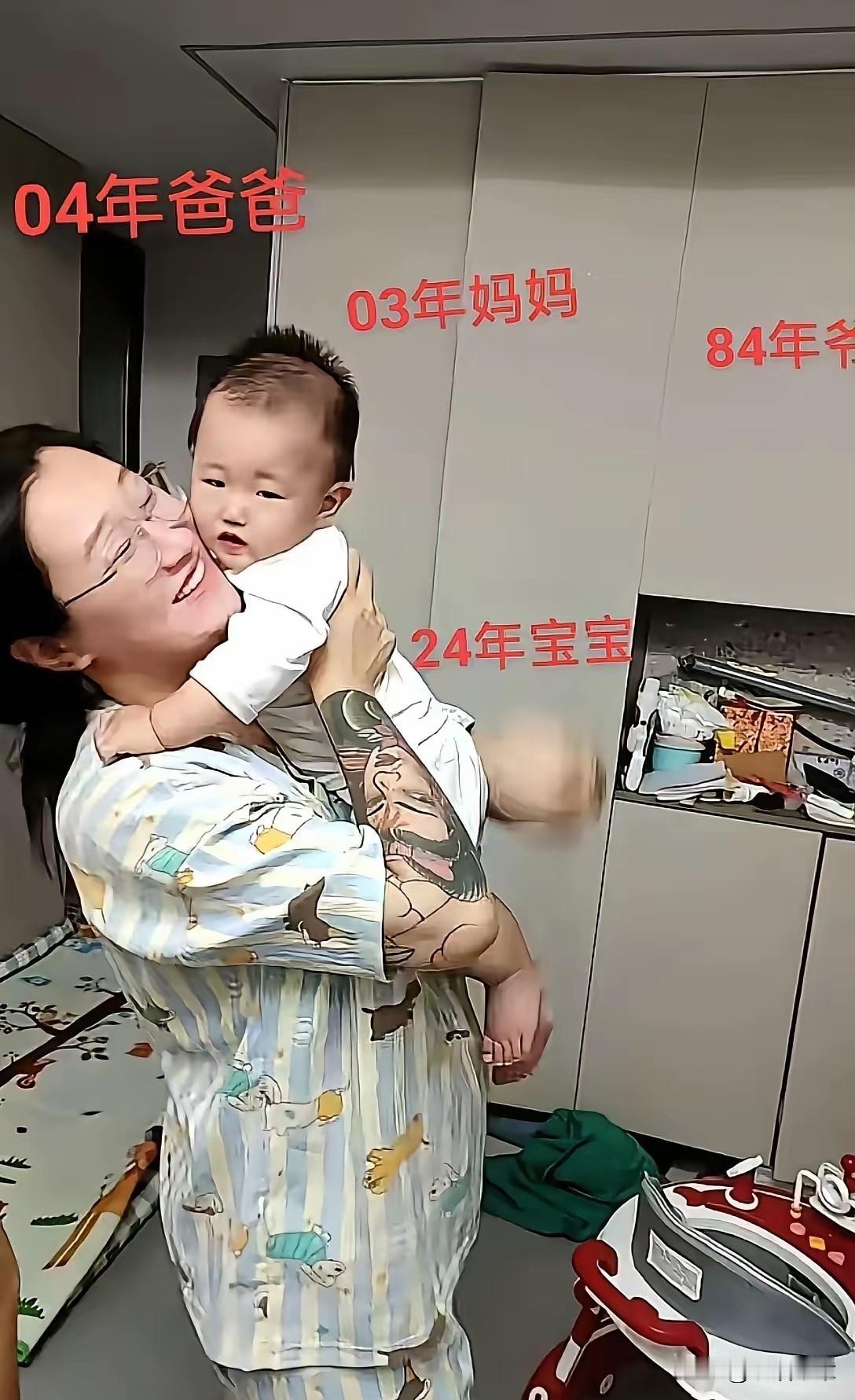 三代人的年龄差，大花臂奶奶的故事,网上都在说，一个家庭火了，84年的爷爷，0