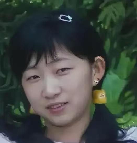 她原本只是台湾高雄一个穷人家的女孩，在酒店当服务员，见惯了有钱人的场面。心里想着