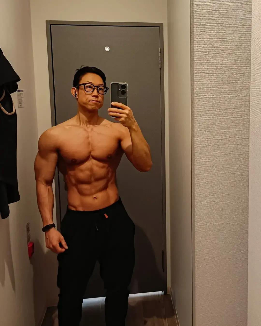 别再信“中年发福”是必然。你的身体，正在等你下一个命令。《运动医学杂志》最