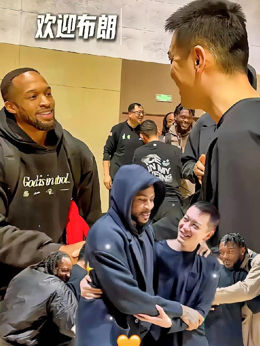 看看杨鸣与我们这4名外援见面的场景！你会发现杨鸣的亲和度和情商真的很高！唯一美