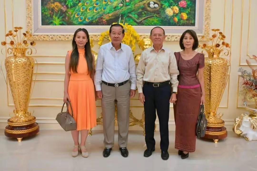 洪森亲王有个特点，就是拍照时喜欢跟女人站得很近。看看这张相片，他跟金速卡的女儿