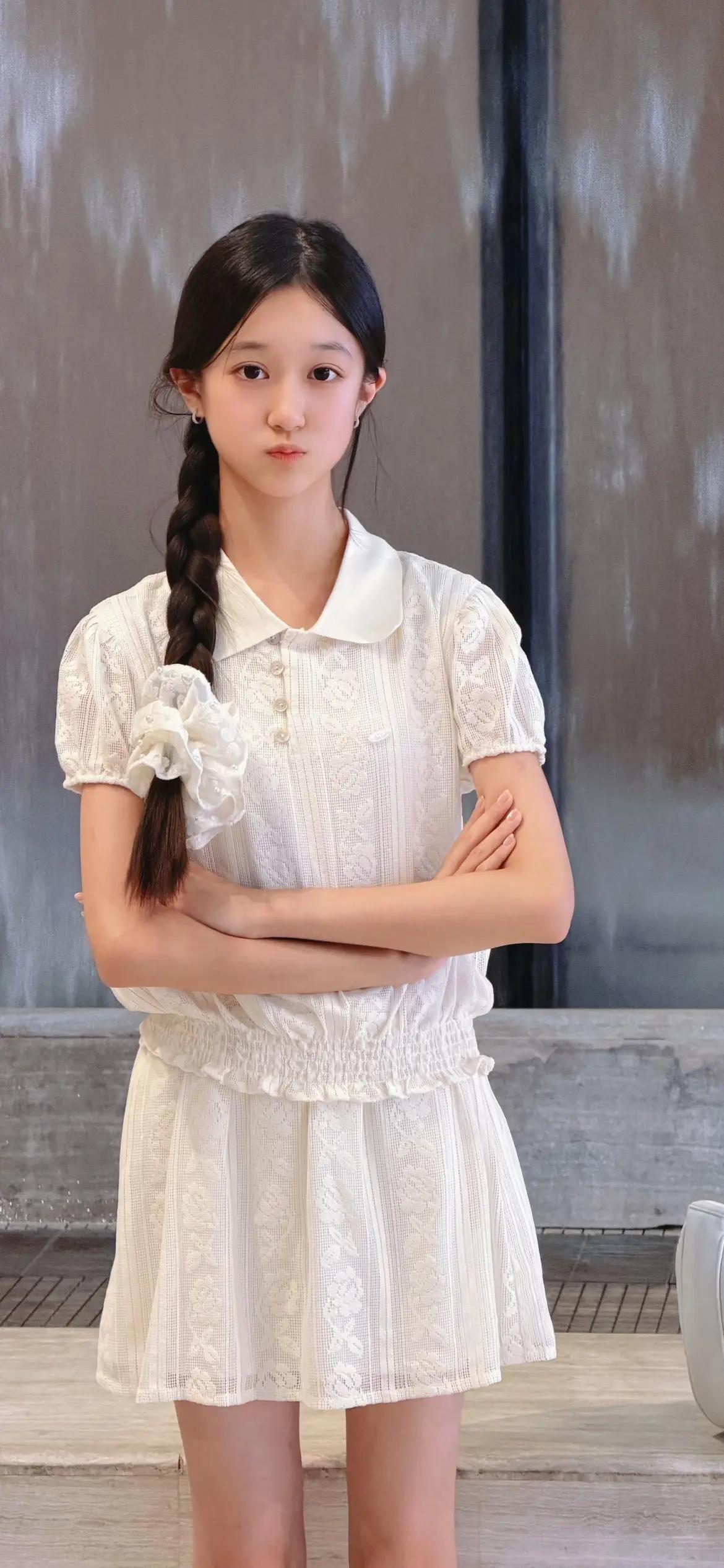 清纯的元气少女，扑面的青春气息。当长腿妹纸是怎样一种体验纯真少女感未满十四岁