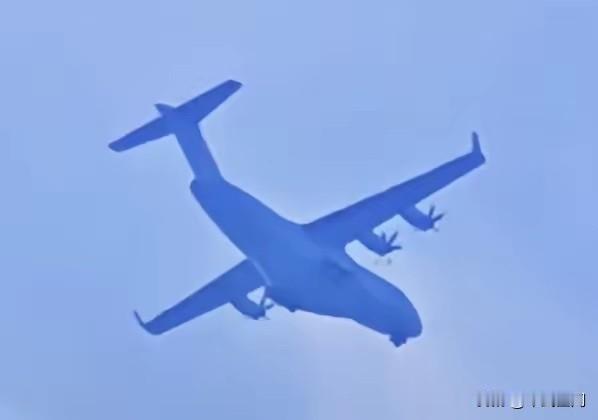 我国新一代运输机被拍！近日，网络曝光了多张四发螺旋桨飞机照片，而这很可能是我国