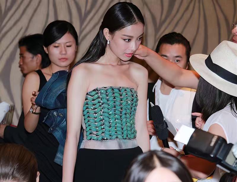 倪妮为辛芷蕾引荐张艺谋：名利场的真诚，远比镜头前珍贵2025微博之夜的红毯星