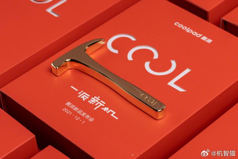 2021年某次酷派手机的媒体邀请函是镀金足银锤子摆件重200g，银含量为9