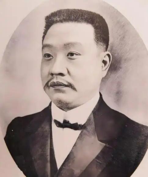 1904年，通房丫李氏，站着侍奉丈夫与正妻长达33年。这日，她正在盛饭。谁知，管