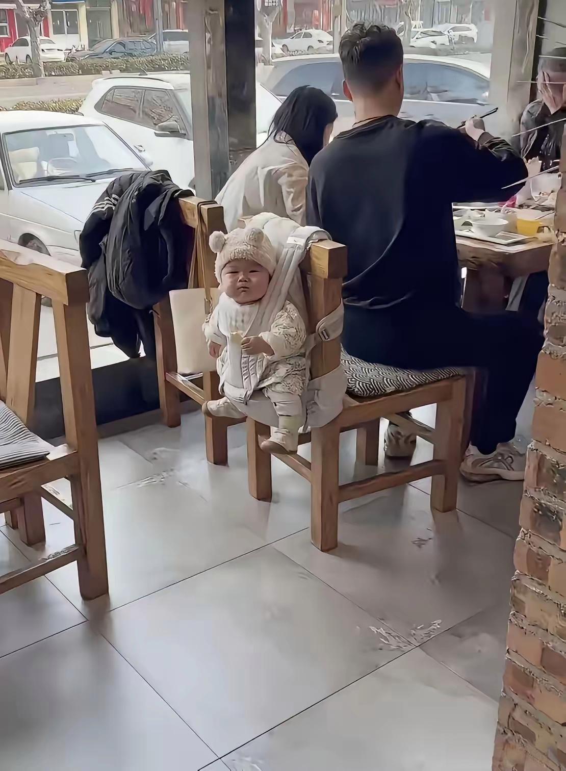 吃饭看见这一幕.哈哈绝对亲生的