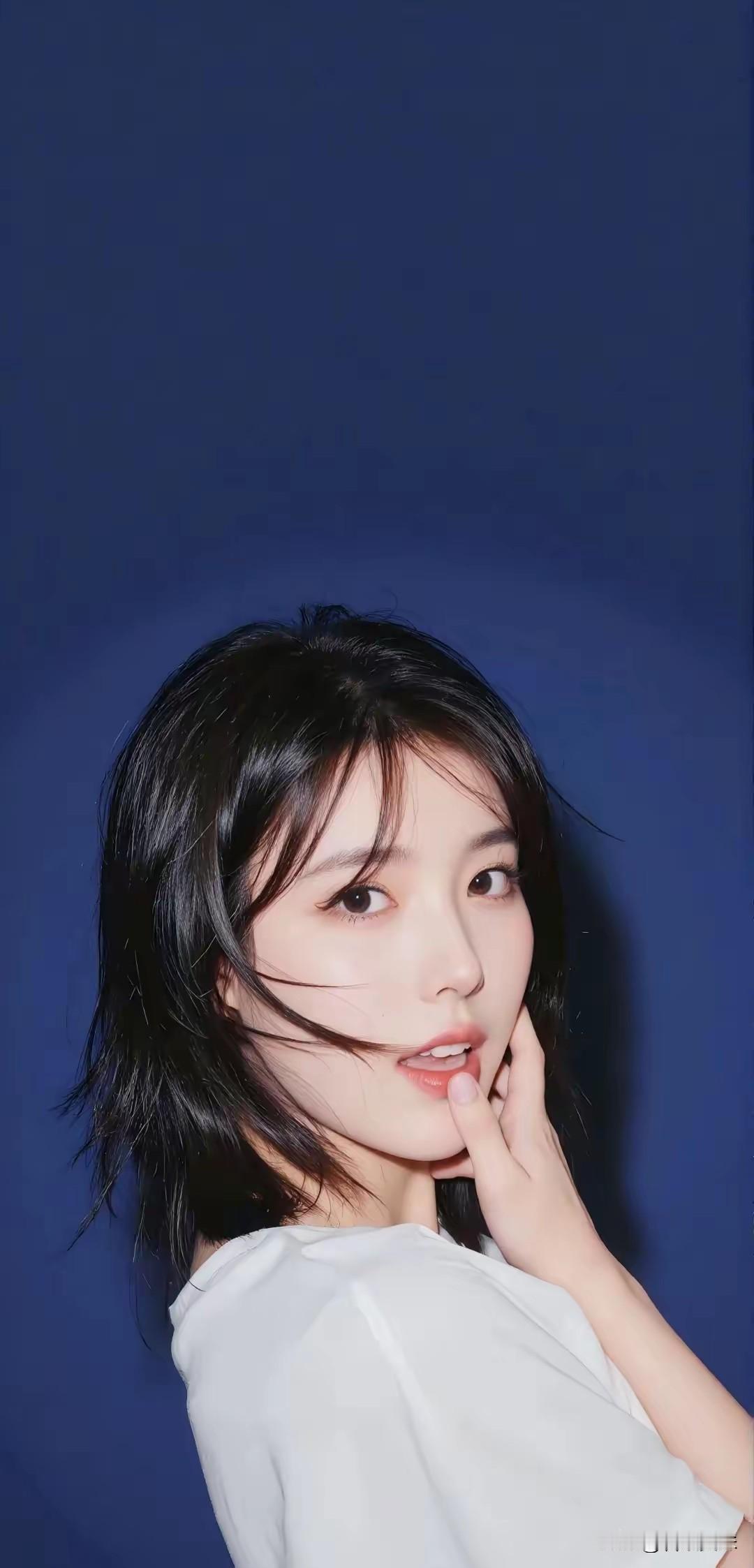 人生最好的活法,就两句话：在自己的世界里熠熠生辉，在别人的世界里顺其自然。