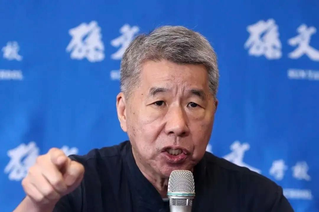 恨铁不成钢啊，7800亿军购预算案通过后，张亚中称:7800亿全部换成100元钞