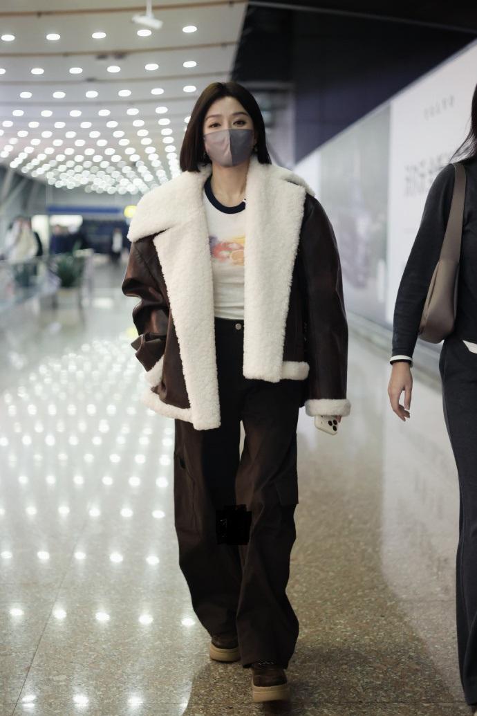今天秦岚现身机场，她这回搭配的很有气质，看起来也格外的显年轻，确实是太漂亮了。