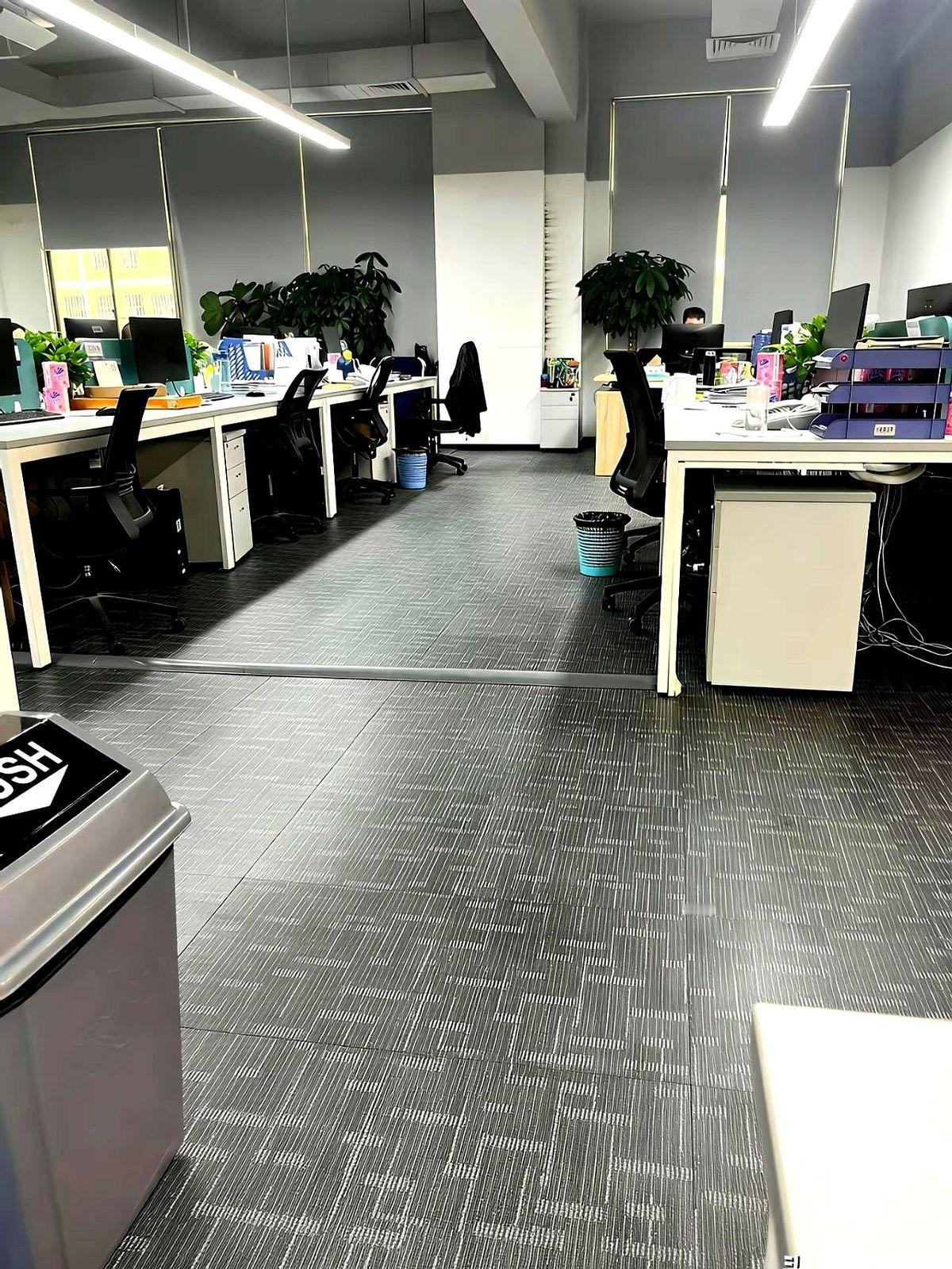 12万，拿钱走人。或者，月薪砍到6200，你留下来继续“奋斗”。旁边工位干了